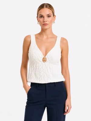 Top donna bianco elegante con dettaglio gioiello