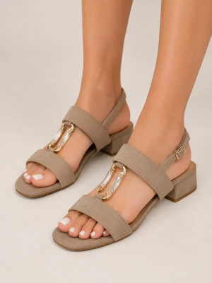 Sandali donna beige con dettaglio gioiello e tacco basso