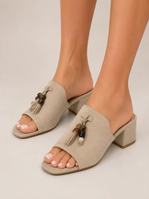Ciabattine donna beige con tacco e dettagli decorativi