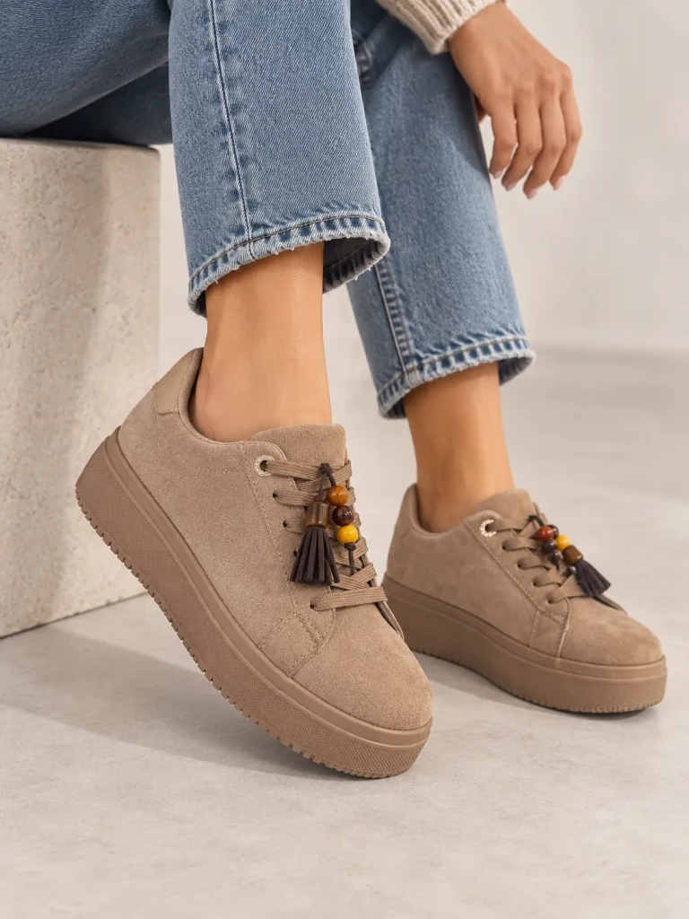 Sneakers donna casual con suola platform, lacci e nappine decorative