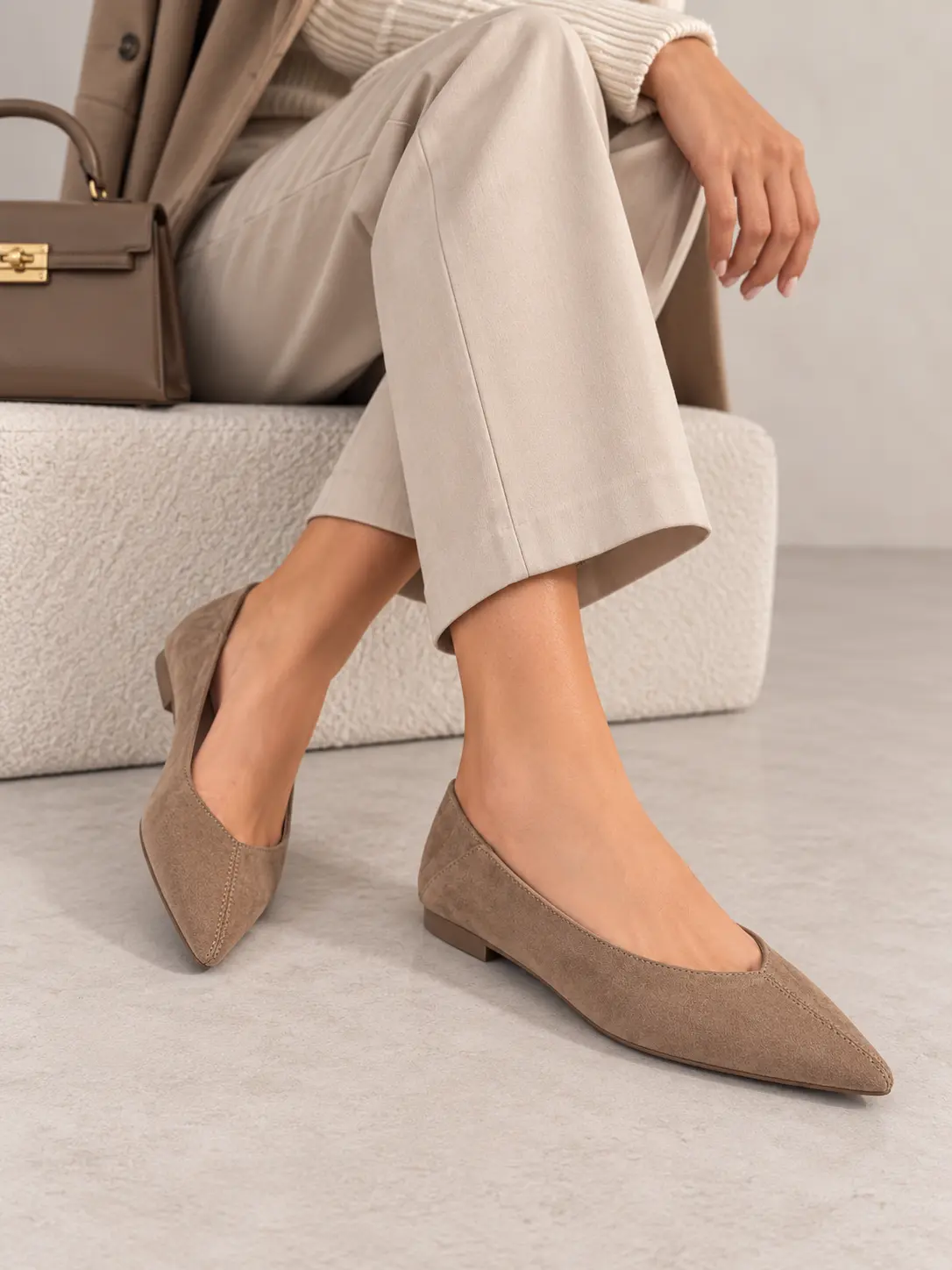 Ballerina donna a punta con tacco basso e design elegante