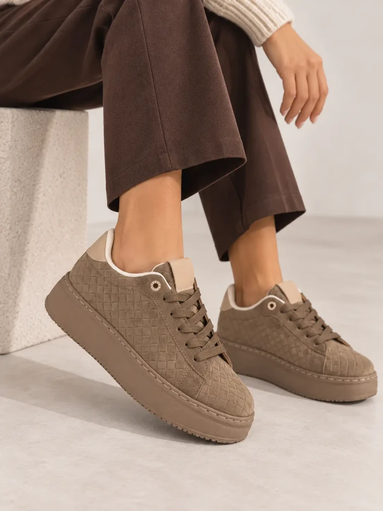 Sneakers donna con suola platform e tomaia effetto trapuntato